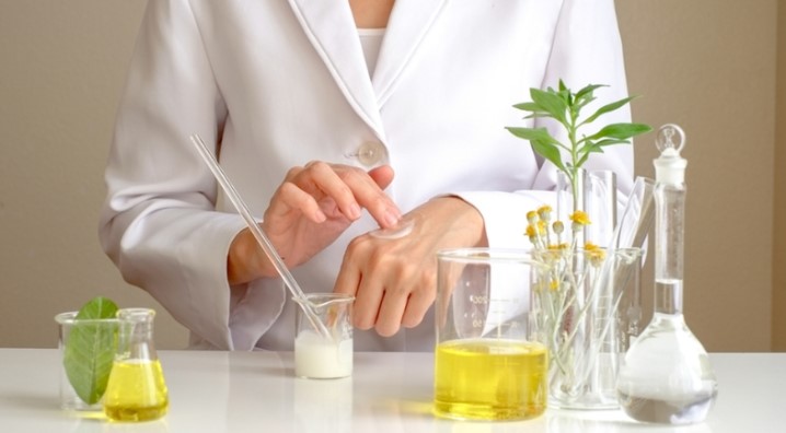 Phòng lab NaturaSkin Vietnam với thiết bị hiện đại